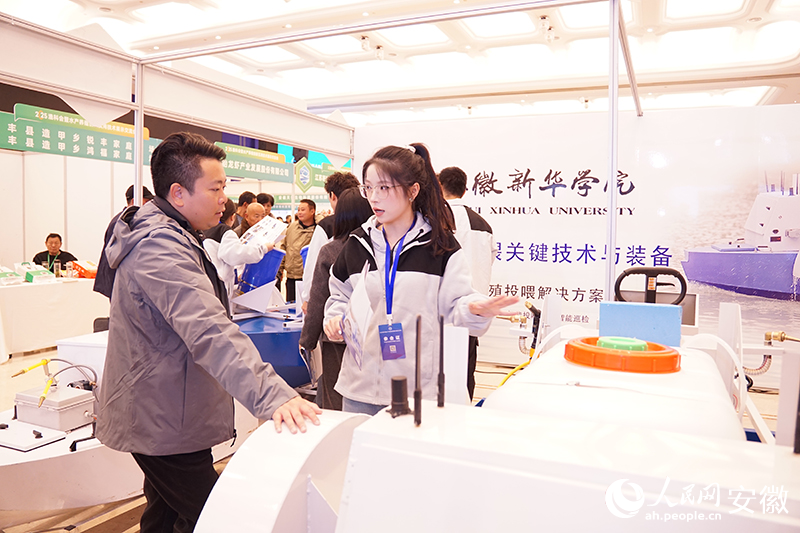 团队学生解答客商疑问。人民网 丁纪摄.jpg